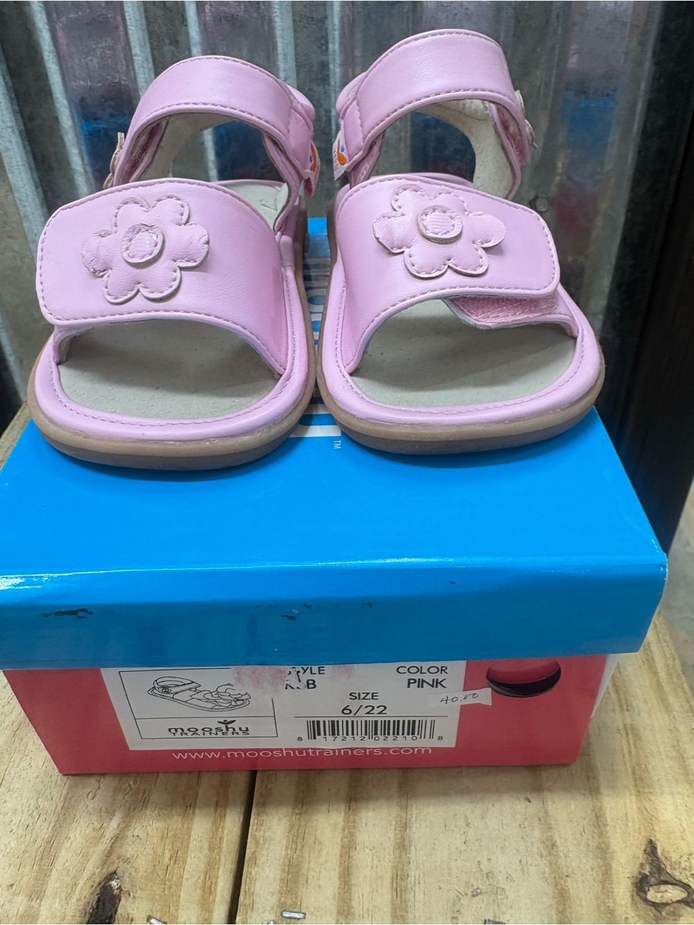 MooShu Squeaker Little Girls Pink Floral Hook-and-Loop Sandals, Sz 6